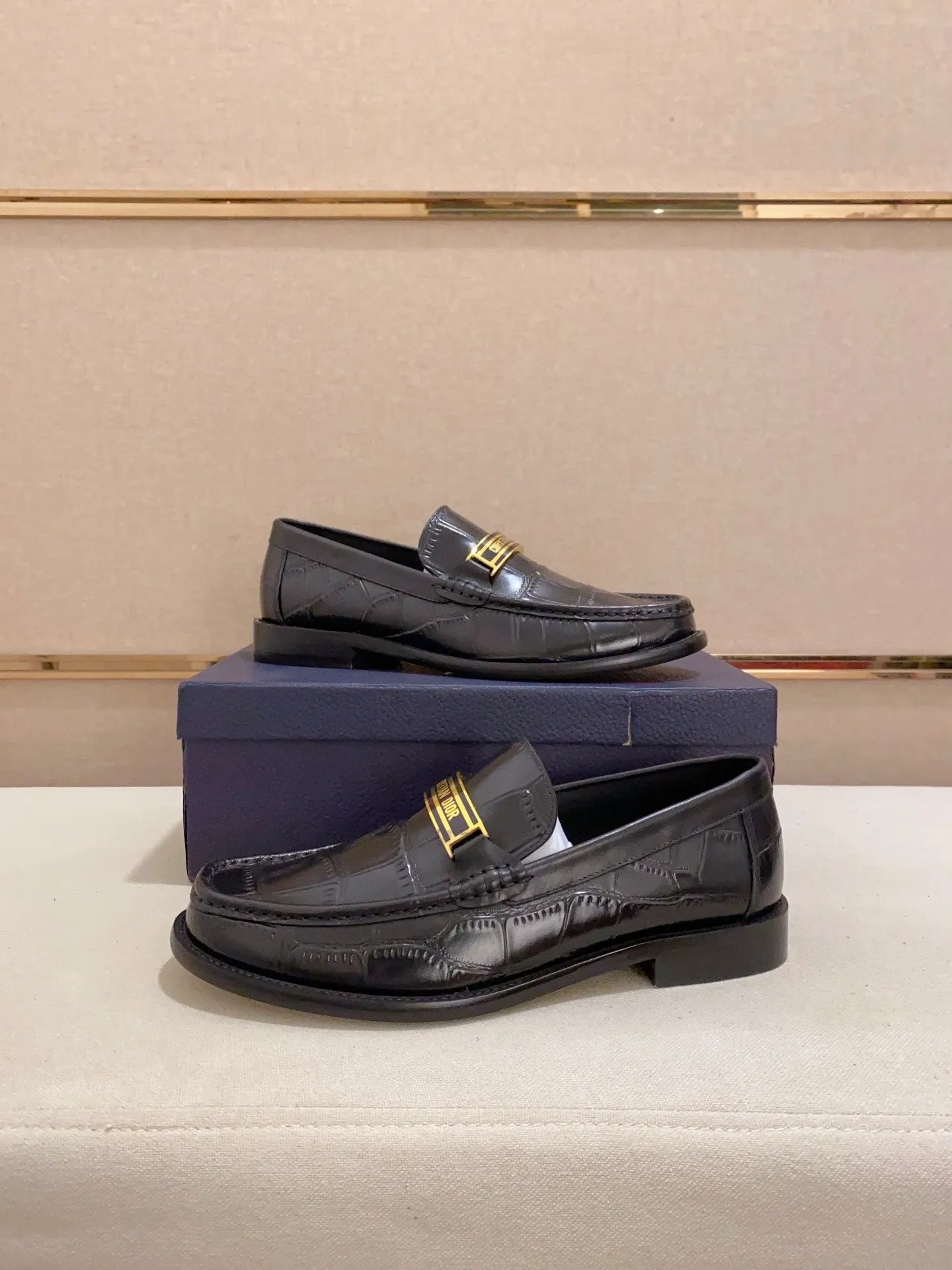 Men's shoes 💰: 560💰 High-end version of Dior Dior's new series. Famous actors and internet celebrities wear super popular designs. The sculptures of French artist Niki de Saint Phalle are designed as rings. Material: Imported original material ➕Painted cowhide Foot pads: cowhide Outsole: Rubber outsole Men's shoe size: 38~44 Can be customized to size 45
